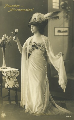 1910s-dress-gown-hat-300x486